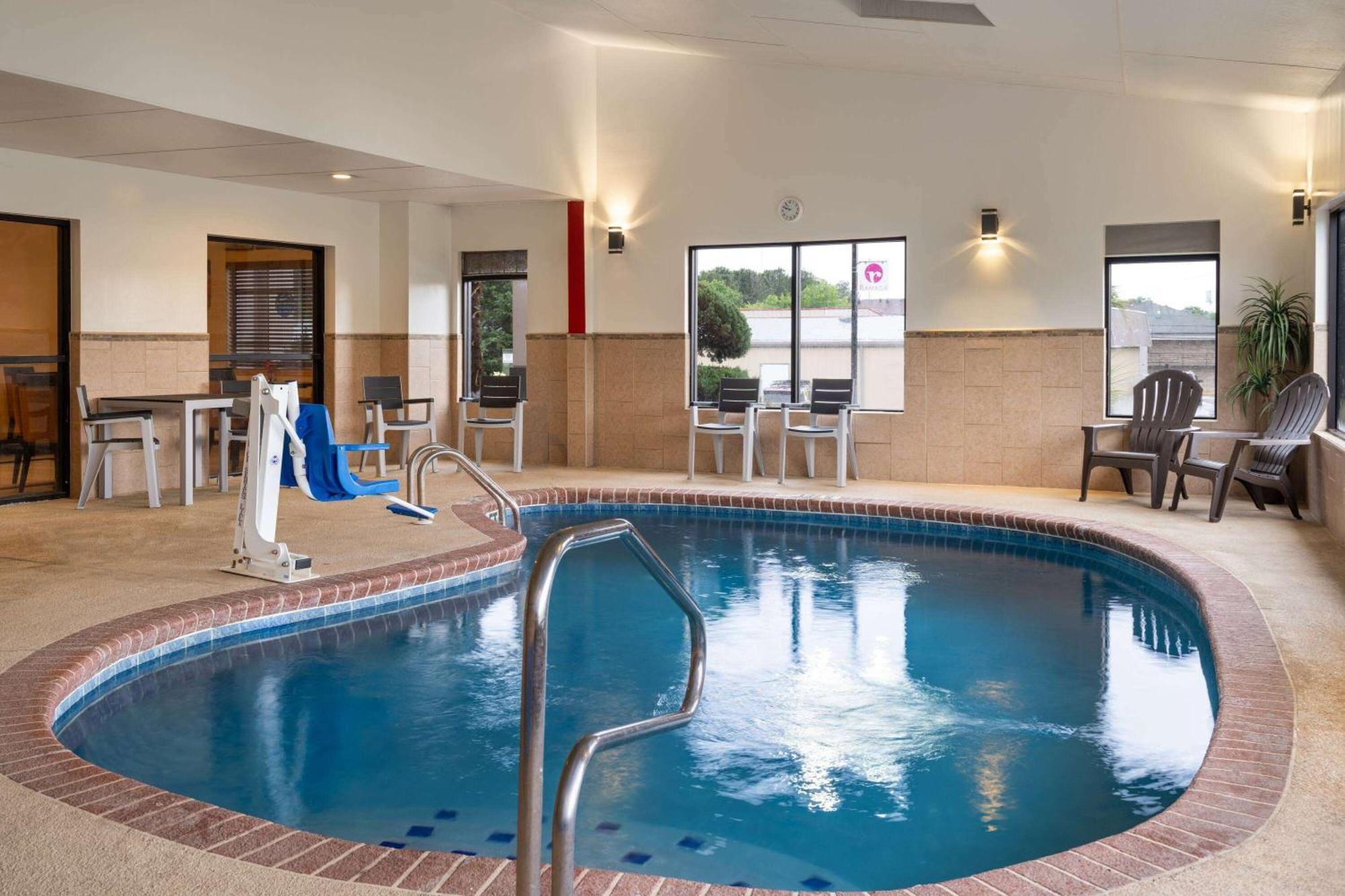 Ramada By Wyndham Locust Grove Exterior foto